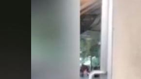 Pese a la presencia de la policía, el dueño continuó ofendiendo a la pareja.