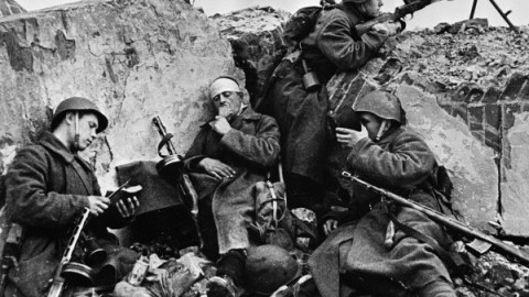 Soldados del frente bielorruso durante un breve respiro en la II GM.