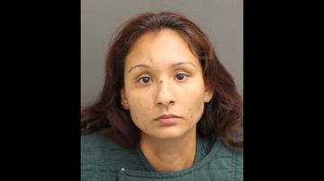 La mujer está detenida en la cárcel del condado de Orange, Florida.