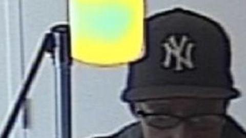 Hombre es buscado por robar bancos en El Bronx