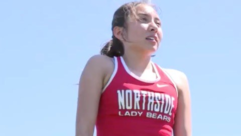 Anya Sifuentes pasó de ser una adolescente normal a tener que cuidar de toda la familia.