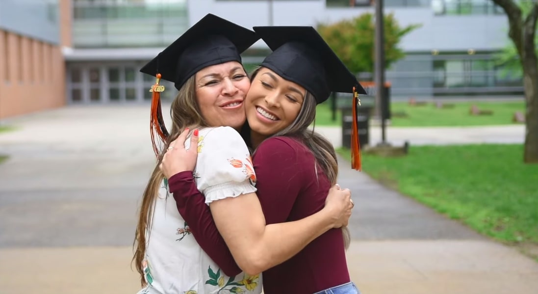 Sandra Murillo y su hija Katherine se graduaron el mismo día.