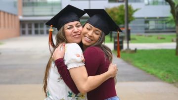 Sandra Murillo y su hija Katherine se graduaron el mismo día.