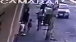 Aunque algunas personas trataron de intervenir, nada pudieron hacer.