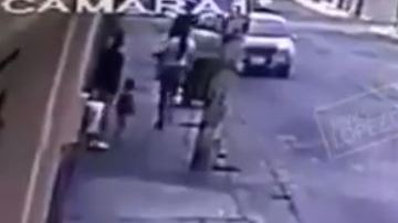 Aunque algunas personas trataron de intervenir, nada pudieron hacer.
