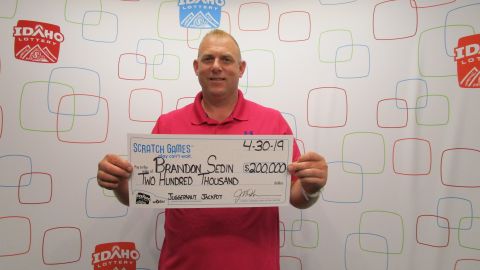 Brandon Sedin con su premio de lotería.