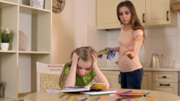 Muchos padres de familia se sienten frustrados al tener que enseñar a sus hijos en casa debido al coronavirus. (Shutterstock)