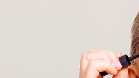 Dale un toque de color inesperado a tu maquillaje al aplicar un labial rojo.