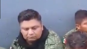 Los soldados fueron desarmados.