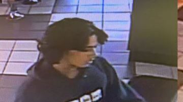 El sospechoso aparentemente fue visto en el vehículo donde la víctima fue encontrada.