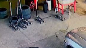 Héctor Camarena, uno de los tres sospechosos arrestados por los hechos, llegó hasta un taller de autos.