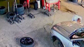 Héctor Camarena, uno de los tres sospechosos arrestados por los hechos, llegó hasta un taller de autos.