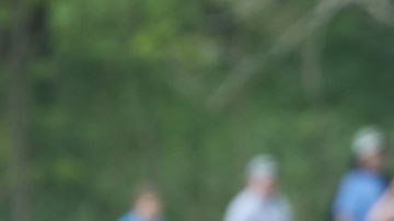 El caddie es quien carga los palos de los golfistas.