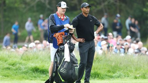 El caddie es quien carga los palos de los golfistas.