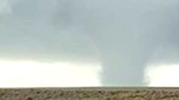 Se comprometen con un tornado a los pies.