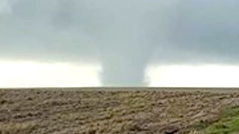 Se comprometen con un tornado a los pies.