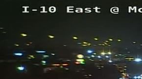 La carretera I-10 rumbo este y oeste a la altura de McCarty decenas de autos se encuentras estancados.