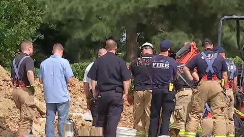 La tierra ha enterrado al hombre hasta la altura del pecho, según informó el departamento de bomberos.