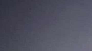 El convicto toca el trombón.