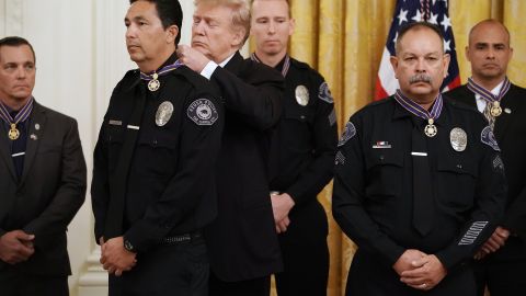 El presidente, Donald Trump, entrega la Medalla de Valor a Carlos Placencia y sus colegas del Departamento de Policía de Azusa e Irwindale, California.