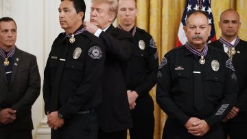 El presidente, Donald Trump, entrega la Medalla de Valor a Carlos Placencia y sus colegas del Departamento de Policía de Azusa e Irwindale, California.
