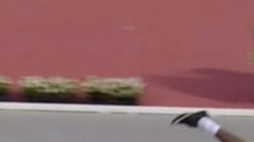 El 'clavado' del corredor Infinite Tucker en una carrera del SEC Championships.