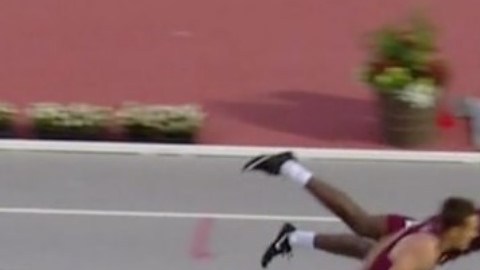 El 'clavado' del corredor Infinite Tucker en una carrera del SEC Championships.