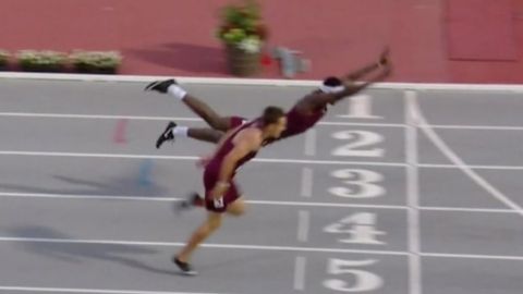 El 'clavado' del corredor Infinite Tucker en una carrera del SEC Championships.