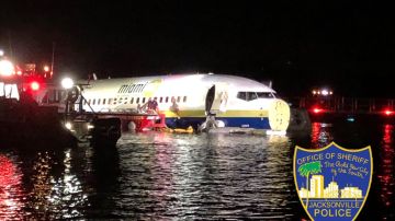 El avión se salió de la pista y cayó al río en Jacksonville