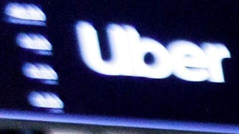 El director ejecutivo de Uber, Dara Khosrowshahi (c), toma una foto junto a uno de sus cofundadores durante la jornada de salida a bolsa. EFE/ Justin Lane