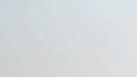 Estudiante ayuda a una alumna más joven con sus materias.