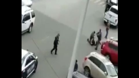 VIDEO: Sicarios balean a hombre en la ciudad fronteriza de Tijuana