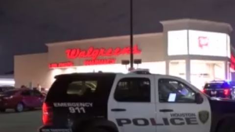 La policía sorprendió a los sospechosos en pleno robo dentro de un Walgreens.