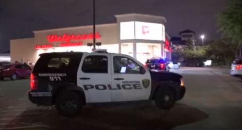 La policía sorprendió a los sospechosos en pleno robo dentro de un Walgreens.