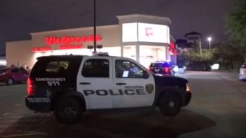 La policía sorprendió a los sospechosos en pleno robo dentro de un Walgreens.