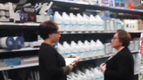En un video que aparece en You Tube se puede apreciar a una mujer que pretende ser la encargada de una tienda Walmart informándoles a empleados que están despedidos.