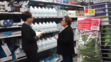 En un video que aparece en You Tube se puede apreciar a una mujer que pretende ser la encargada de una tienda Walmart informándoles a empleados que están despedidos.
