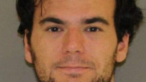 Las autoridades dicen que Isaac Israel Warriner, de 22 años, se encuentra en la cárcel del Condado Denton.