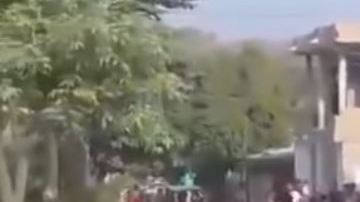 La mujer, con machete en mano, amenazó a la vecina.