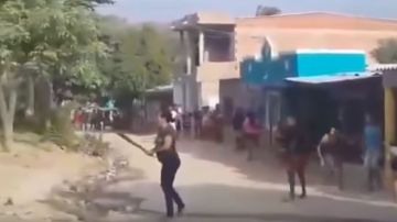 La mujer, con machete en mano, amenazó a la vecina.