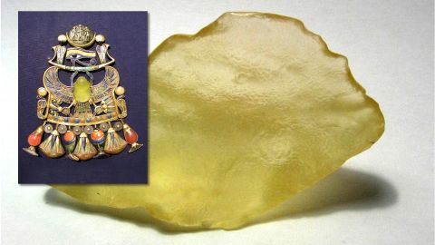 Combo de cristal amarillo del desierto y una joya de la tumba de Tutankamon.