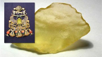 Combo de cristal amarillo del desierto y una joya de la tumba de Tutankamon.