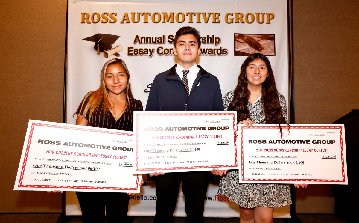 06/04/19/LOS ANGELES/Students (left to right) Nelly Michelle Mendoza, Gabriel Panuco Mercado and Dharynka Tapia received a one thousand award during the AnnualÊScholarship Award Banquet Dinner in Montebello. (Aurelia Ventura/La Opinion)