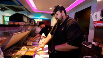 Muchos trabajadores de la industria de restaurantes han perdido sus empleos o han visto mermadas sus horas de trabajo debido al coronavirus. (Aurelia Ventura/La Opinion)