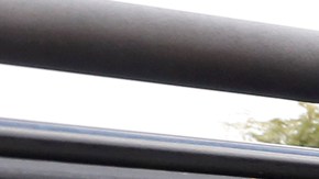 Empleados de Altamed pagan para acondicionar vehículo de una pareja de la tercera edad.  (Aurelia Ventura/La Opinión)