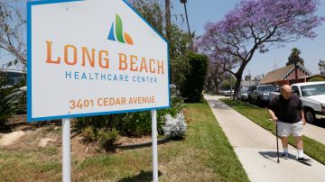 De acuerdo al sitio digital, El centro de convalecencia Long Beach Healthcare Center tiene 39  avisos o advertencias, tres veces más del promedio a nivel estatal. (Aurelia Ventura/La Opinión)