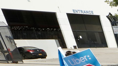 El miércoles 19 de junio los trabajadores de Uber y Lyft se volcaron a las calles.(Aurelia Ventura/La Opinión)