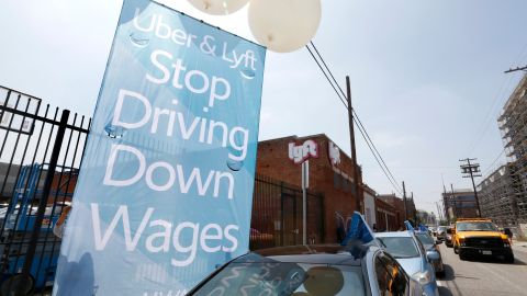 Conductores piden la reclasificación como empleados. (Aurelia Ventura/La Opinión)