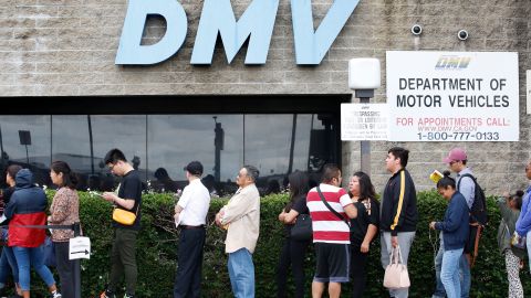 06/21/19/LOS ANGELES/A long line snakes around a DMV in Los Angeles. The long lines, prompted by the REAL ID, are prompting pressure by outraged Californians to reduce wait times. (Aurelia Ventura/La Opinión)