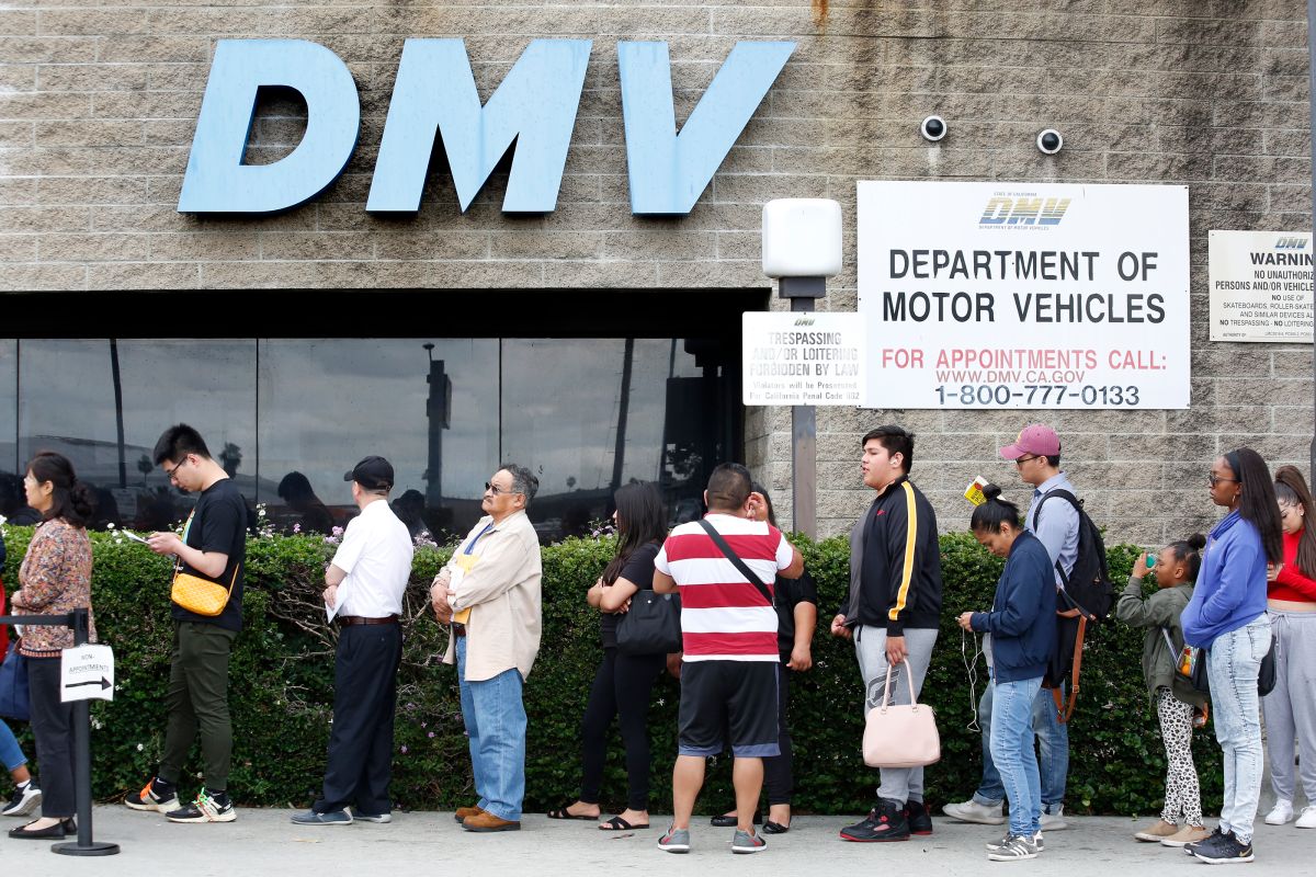 Las largas colas están causando presión de residentes al DMV para reducir la espera.